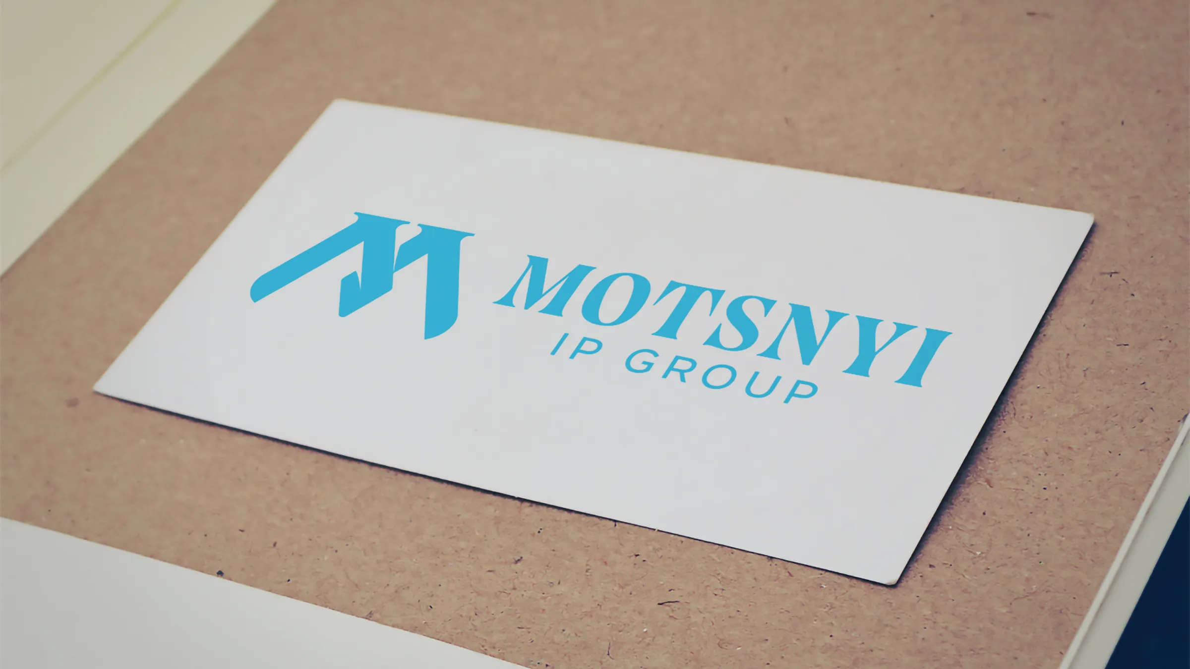 Mockup vizit karte, logotip plavom na beloj kartonskoj podlozi